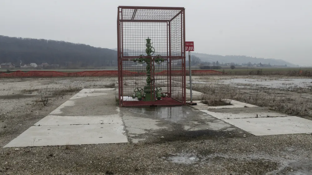 ﻿- naftno-plinsko polje Petišovci pri Lendavi - vrtine  - 27.01.2015 Pomurje - britanska družba za raziskovanje nafte in plina, Ascent Resources, ki v okolici Lendave že več let raziskuje nahajališča plina,  ///FOTO: Luka Cjuha.