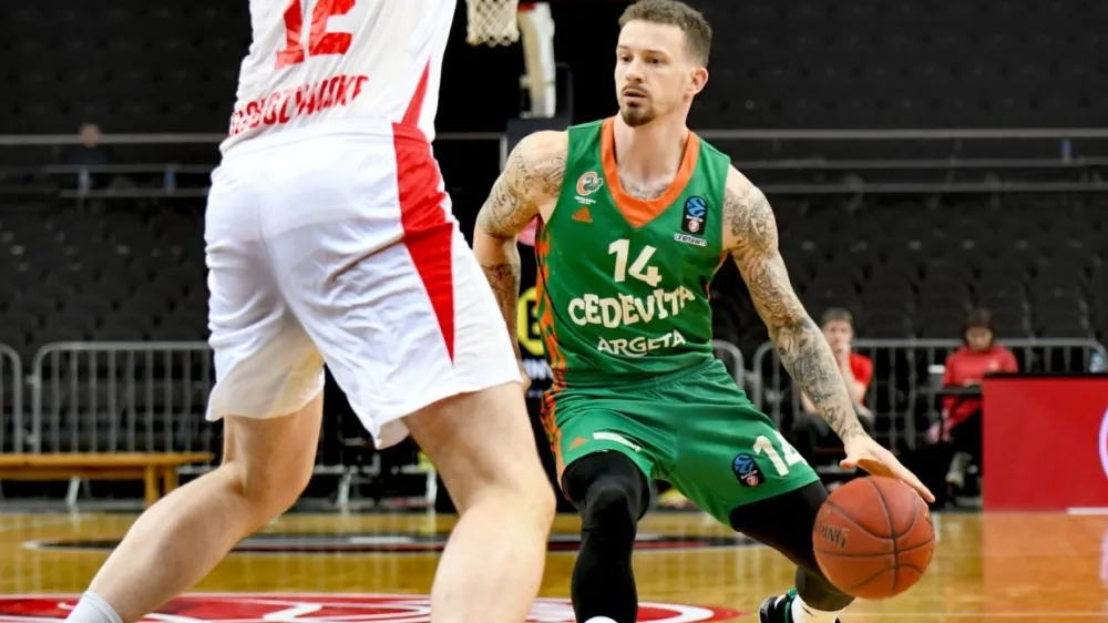 Košarka Olimpije Josh Adams je vseh svojih devet točk dosegel že v prvem polčasu tekme proti Prometeju. F KK Cedevita Olimpija / Tine Ružič