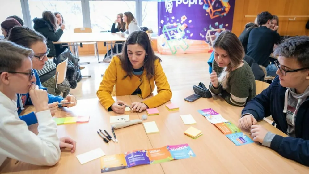 Popri že dvajset let mladim omogoča razvoj lastnih idej in prvo izkušnjo s podjetništvom. F Primorski tehnološki park