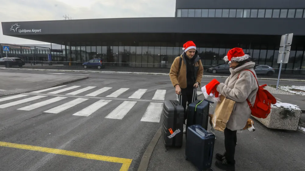 - potniški terminal - - 14.12.2022 - Letališče Jožeta Pučnika Brnik – Aerodrom Ljubljana – Fraport Slovenija //FOTO: Luka Cjuha