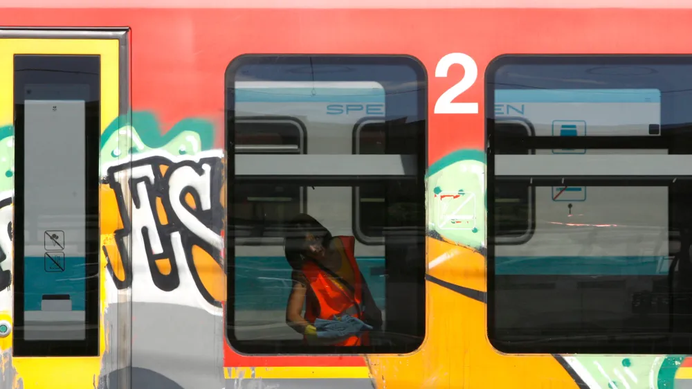 Vsedržavne vozovnice za javni potniški promet po ugodni ceni so se v drugih državah izkazale za pozitivno rešitev. Foto: Bojan Velikonja 