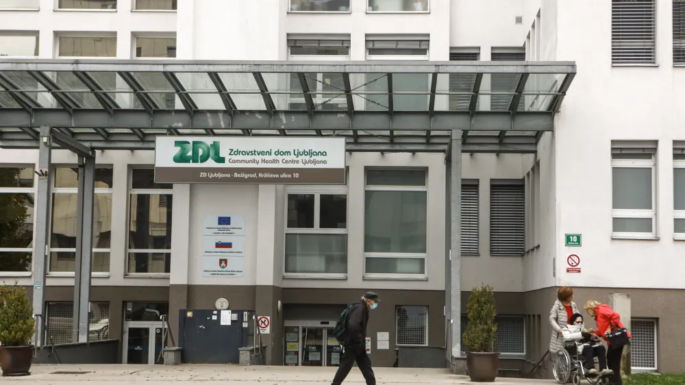 V Zdravstvenem domu Ljubljana (na fotografiji je bežigrajska enota) pomanjkanje zaposlenih blažijo s šestimi pogodbenimi zdravniki. 