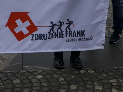 V Združenju Frank so se razveselili zadnje sodbe vrhovnega sodišča, ki po njihovem mnenju vzpostavlja novo, drugačno sodno prakso tudi za vse preostale tožbe kreditojemalcev proti bankam. Na vrhovnem sodišču in v Združenju bank so takšno interpretacijo zavrnili.