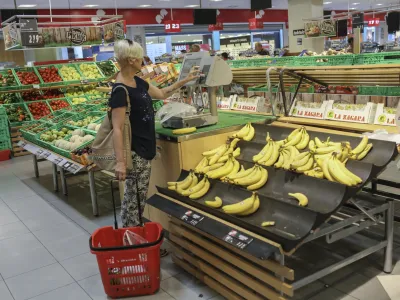 ﻿- sadje in zelenjava - banane - samopostrežna tehtnica -  potrošniki - <br><br><br>- 06.07.2015 - Mercator center Šiška v Ljubljani - Hipermarket, Cesta Ljubljanske brigade 33 -     ///FOTO: Jaka Gasar
