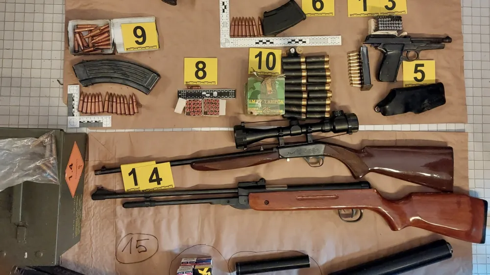 Med zaključno akcijo so zasegli tudi več kosov orožja in streliva. 