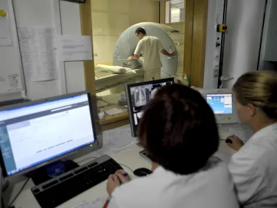 - ilustrativna fotografijazdravniki, asistenti, sestre, medicina, zdravstvene preiskave, zdravstveni pregled, radiologija, bolnišnica, zdravje, magnetna resonanca- Klinični inštitut za radiologijo UKC v Ljubljani ob mednarodnem dnevu radiologije predstavili nove metode zdravljenja;//FOTO: Tomaž Zajelšnik