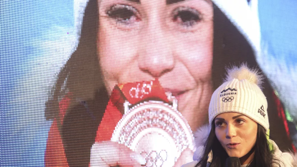 ﻿dobitnica bronaste olimpijske medalje deskarka Gloria Kotnik - 12.02.2022 – Krajnska Gora - Olimpijski komite Slovenije (OKS) - sprejem za slovenske olimpijce in olimpijke zimskih olimpijskih iger ZOI Peking 2022 //FOTO: Jaka Gasar