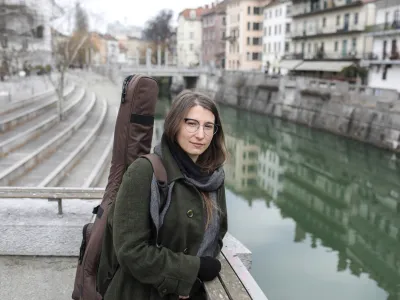 Veronika Kumar, skladateljica in pianistka.