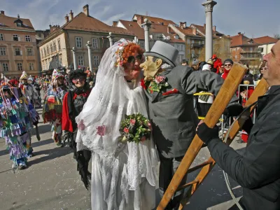 - Pustni karneval s pustno povorko v Ljubljani 2012 - //FOTO: Tomaž Skale