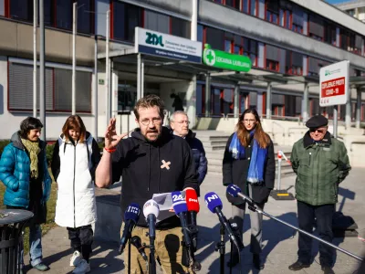 Ljubljana, pred ZD Ljubljana center.<br>Novinarska konferenca iniciative Glas ljudstva, na kateri so spregovorili o ugotovitvah glede odtekanja osebnih zdravnikov v zasebni sektor ter predstavili nekatere sporne prakse akterjev v slovenskem zdravstvu, ki spodkopavajo temelje javnega zdravstva.<br>Predstavnik iniciative Glas ljudstva Jasa Jenull.