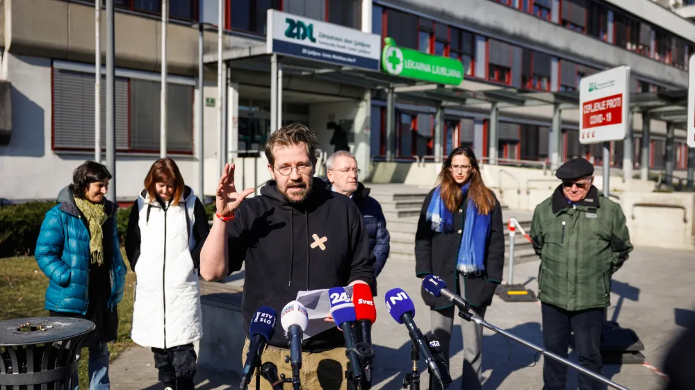 Ljubljana, pred ZD Ljubljana center.<br>Novinarska konferenca iniciative Glas ljudstva, na kateri so spregovorili o ugotovitvah glede odtekanja osebnih zdravnikov v zasebni sektor ter predstavili nekatere sporne prakse akterjev v slovenskem zdravstvu, ki spodkopavajo temelje javnega zdravstva.<br>Predstavnik iniciative Glas ljudstva Jasa Jenull.