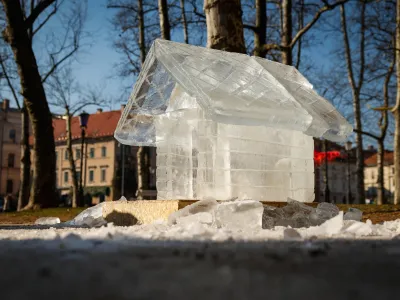 Ljubljana, Kongresni trg.<br>Odprtje Ledeno hladnega doma - pasje hiske narejene iz ledu z namenom opozarjanja na alarmantno stanje in problematiko zapuscenih zivali v Sloveniji, v organizaciji druzbe za komunikacijski management Pristop in Zavetisca za zapuscene zivali Horjul.