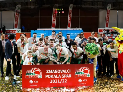 ﻿košarkarji Cedevite Olimpija - zmagovalci pokala Spar <br><br><br>- 18.02.2022 – košarka - Helios Suns: Cedevita Olimpija, Pokal Spar - finale zaključnega turnirja - Košarkarji Cedevite Olimpije so v finalu zaključnega turnirja pokala Spar premagali Helios Suns z 99:80 (25:22, 45:46, 75:64) in osvojili 21. pokal Spar<br><br><br>//FOTO: Bojan Velikonja