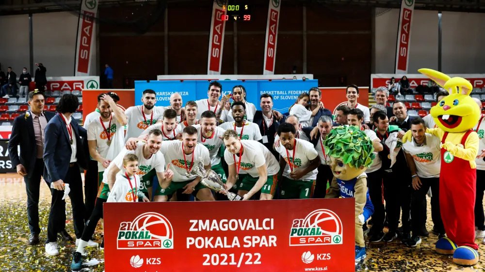 ﻿košarkarji Cedevite Olimpija - zmagovalci pokala Spar <br><br><br>- 18.02.2022 – košarka - Helios Suns: Cedevita Olimpija, Pokal Spar - finale zaključnega turnirja - Košarkarji Cedevite Olimpije so v finalu zaključnega turnirja pokala Spar premagali Helios Suns z 99:80 (25:22, 45:46, 75:64) in osvojili 21. pokal Spar<br><br><br>//FOTO: Bojan Velikonja