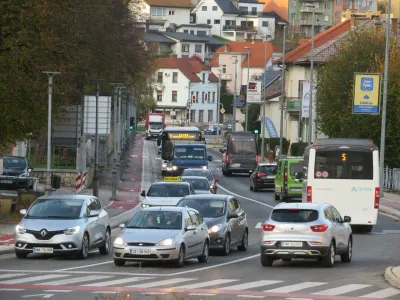 Po mnenju obeh kandidatov je rešitev za zmanjšanje prometa skozi mesto čim prejšnja izgradnja obeh obvoznic z dvema novima mostovoma. F Dragana Stanković