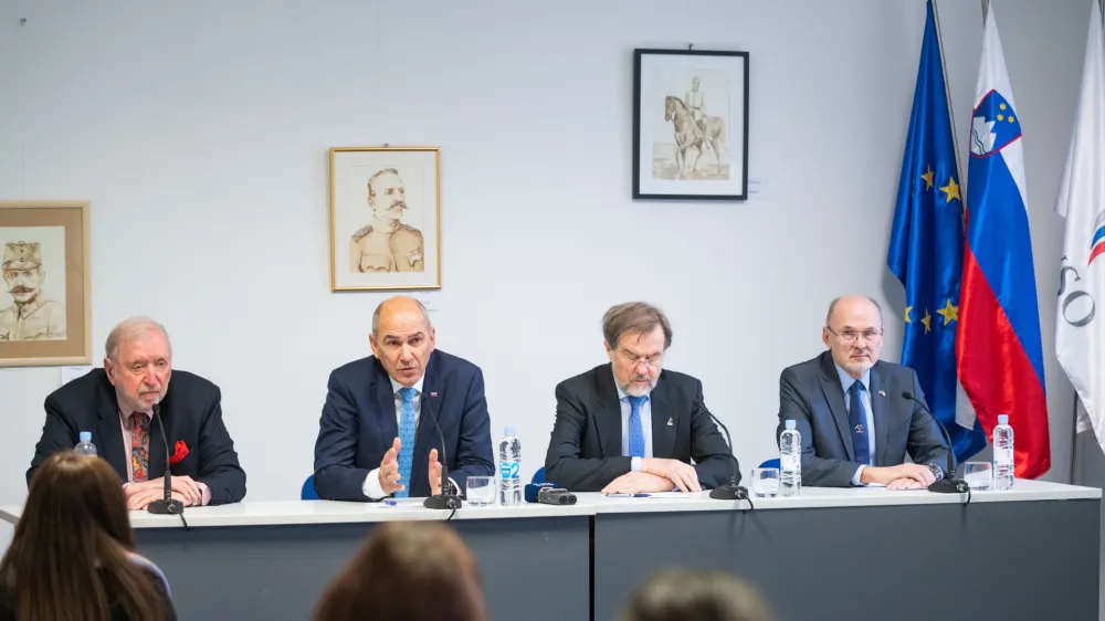 Ljubljana, Muzejska zbirka Zdruzenja VSO.<br>Novinarska konferenca Zdruzenja za vrednote slovenske osamosvojitve (VSO), na kateri so predstavili stalisca glede zdruzenja Muzeja slovenske osamosvojitve in Muzeja novejse zgodovine Slovenije v Muzej novejse in sodobne zgodovine Slovenije.<br>Nekdanji zunanji minister Dimitrij Rupel, predsednik SDS Janez Jansa, predsednik VSO Alojz Peterle in nekdanji drzavni sekretar Jelko Kacin.