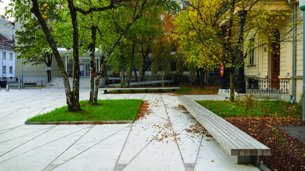 Trg ob Komenskega ulici v Ljubljani, 2021; avtorja: Matej Vozlič, Vesna Vozlič – Atelje Vozlič Foto: Miran Kambič