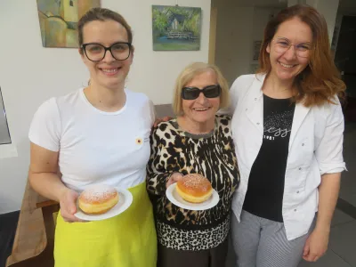 Po slastnih krofih rada poseže tudi 93-letna stanovalka doma Jelka Pe&scaron;ič, ob njej domska kuharica Suzana Zavodnik (levo) in vodja službe prehrane Jerneja Ovniček. F Dragana Stanković 