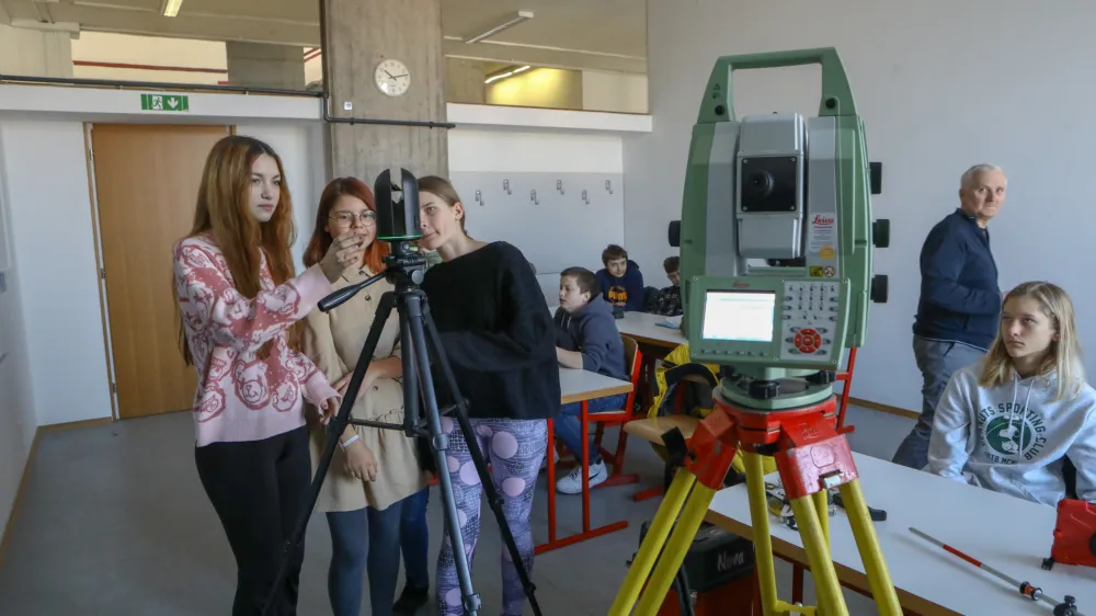 Tudi laserski skener so si lahko učenci ogledali od blizu in spoznali njegovo funkcijo. Foto: Luka Cjuha