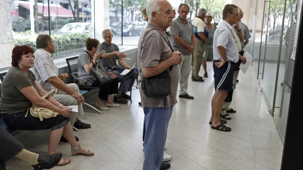 - Ilustrativna fotografija,starejši občani, upokojenci, pokojnina, pokojninska reforma- ZPIZ (Zavod za pokojninsko in invalidsko zavarovanje Slovenije)//FOTO: Luka CjuhaOPOMBA: ZA OBJAVO V ČASOPISU DNEVNIK