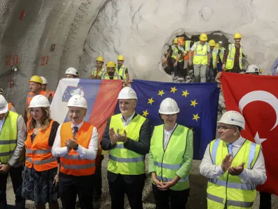 - 13.06.2022 - slavnostni dogodek preboja prvega predora Mlinarji ob gradnji drugega tira železniške proge Divača-Koper, govorniki bodo predsednik uprave 2TDK Pavle Hevka, minister za infrastrukturo Bojan Kumer, turški minister za promet in infrastrukturo Adil Karaismailoglu, direktor družbe Kolektor CPG Kristjan Mugerli ter predsednik upravnega odbora Yapi Merkezi Basar Arioglu; pred predorom Mlinarji, ČRNI KAL //FOTO: Jaka Gasar