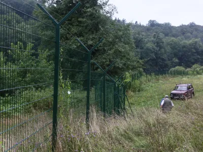 ﻿varovalna ograja - panelna ograjareportaža turizem - migranti Kolpa Bela krajina- Migranti 2018 – nova migrantska balkanska pot iz Makedonije preko Kosova, Črne gore, Bosne in Hercegovine proti zahodni Evropi -   //FOTO: Luka Cjuha.