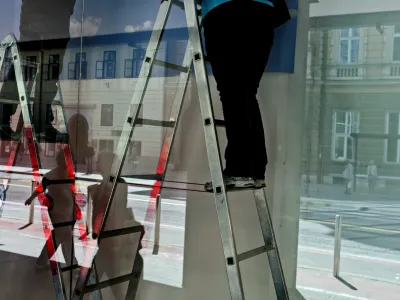 ﻿- simbolična fotografija - prekarno delo - delo na črno (šušmarji) - lestev - delavec - kariera - vzpon - gospodarska rast - //FOTO: Bojan Velikonja