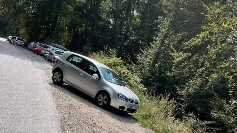 Avtomobili, parkirani ob cesti, ovirajo promet, cesta je manj pregledna, parkirišča so zgrajena napačno, poudarjajo v KS Jošt.