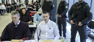 Na sojenju domnevnim članom slovenske celice kavaškega klana je varovanje vedno močno poostreno. Na fotografiji domnevni vodja Klemen Kadivec ob odvetniku Branku Gvozdiću.