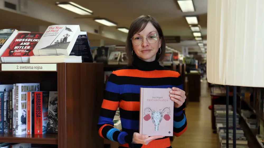 Pisateljica Anja Mugerli s svojim novim romanom Pričakovanja, ki je pravkar izšel pri Cankarjevi založbi. 