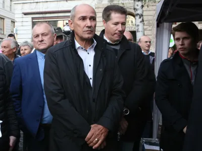 Dolgoletna politična zaveznika Janez Janša in Franc Kangler (levo) bosta sklenila politično poroko in formalizirala tesne odnose med strankama SDS in NLS. 