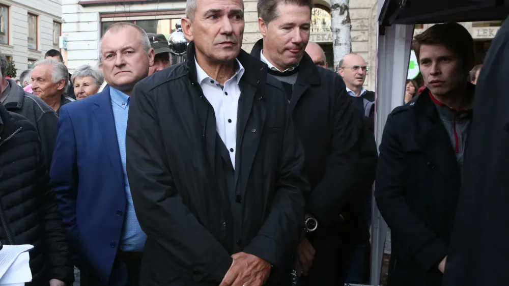 Dolgoletna politična zaveznika Janez Janša in Franc Kangler (levo) bosta sklenila politično poroko in formalizirala tesne odnose med strankama SDS in NLS. 