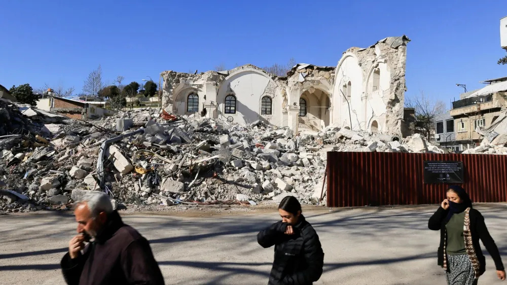 People walk past the damaged Ulu Cami mosque, in the aftermath of a deadly earthquake in Adiyaman, Turkey February 17, 2023. REUTERS/Thaier Al-Sudani