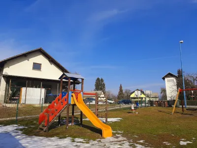 Vrtec Medvode, ki deluje na sedmih lokacijah in v katerega so vključeni 703 otroci, bo z aprilom dražji.