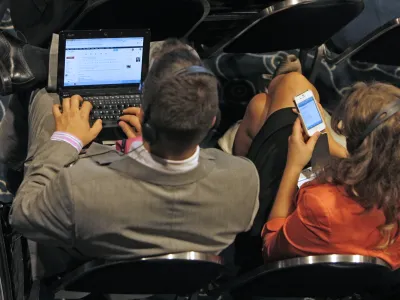 - ilustrativna fotografija - prenosni ralunalnik - računalništvo - mobilni telefon iPhone 4 - srfanje - internet - diplomacija - gospodarstvo <br> - - 7. Strateški forum Bled 2012 - //FOTO: Tomaž Skale