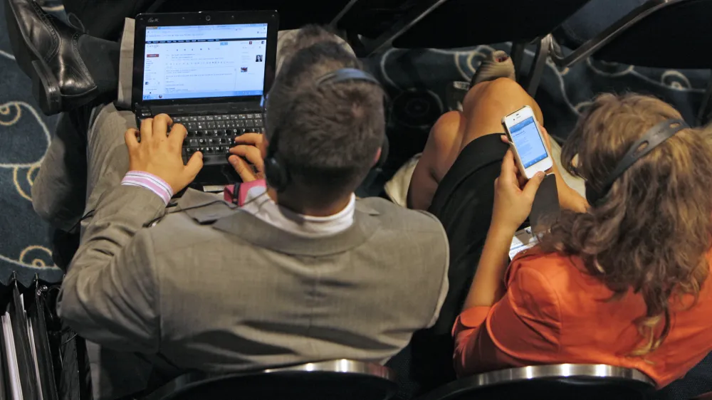 - ilustrativna fotografija - prenosni ralunalnik - računalništvo - mobilni telefon iPhone 4 - srfanje - internet - diplomacija - gospodarstvo <br> - - 7. Strateški forum Bled 2012 - //FOTO: Tomaž Skale