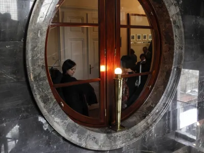 Ustavno sodišče (na fotografiji notranjost stavbe na Beethovnovi) se je pri presojanju težko popravljivih posledic – v primeru, da izvajanje zakona o RTVS zadrži ali ga dopusti – odločilo za zadržanje zakona. In povzročilo nove dileme in težave. Foto: Jaka Gasar 