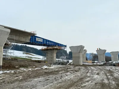 Delovišče na gradbišču trase hitre ceste na Koroško med Velenjem in Slovenj Gradcem - viadukt Jenina. <br>3. razvojna os