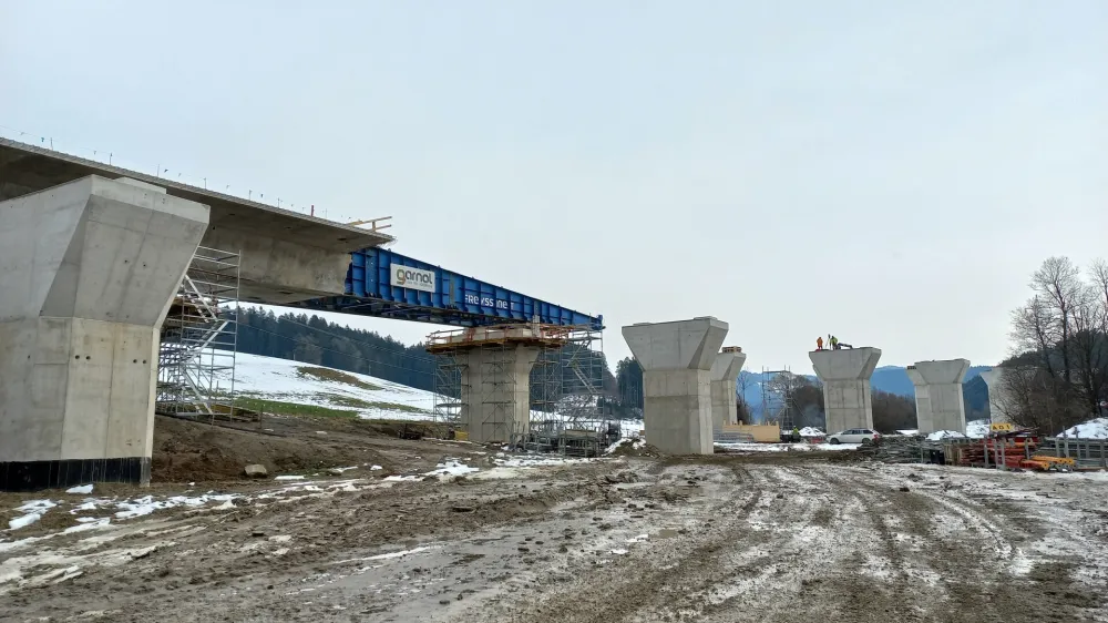 Delovišče na gradbišču trase hitre ceste na Koroško med Velenjem in Slovenj Gradcem - viadukt Jenina. <br>3. razvojna os