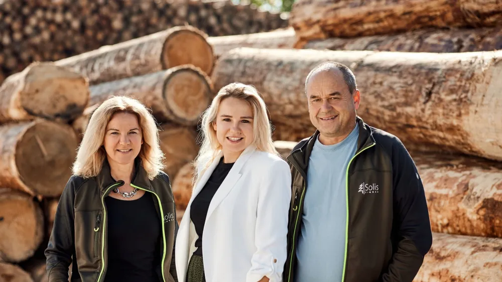 Tradicijo družinskega podjetja Solis Timber, ki sta jo začela oče Jože in mama Betka Zoran (levo), nadaljuje hčerka Kaja Zoran Ledinek (na sredini). F EY Slovenija