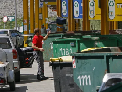 - Deponija Barje - ločeno zbiranje - sortiranje odpadkov - ljubljansko odlagališče nenevarnih komunalnih odpadkov - smetišče//FOTO: Tomaž Skale