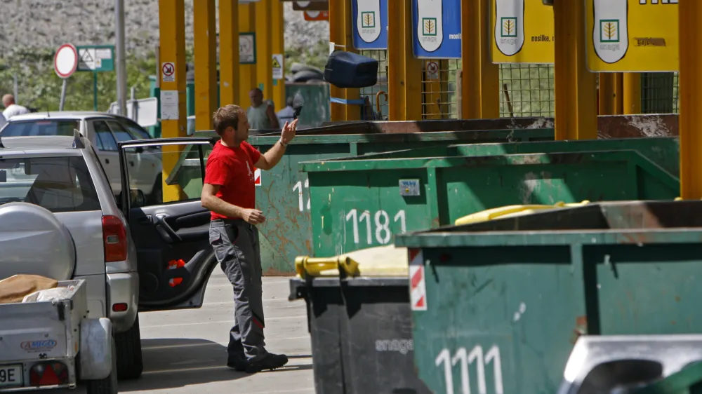 - Deponija Barje - ločeno zbiranje - sortiranje odpadkov - ljubljansko odlagališče nenevarnih komunalnih odpadkov - smetišče//FOTO: Tomaž Skale