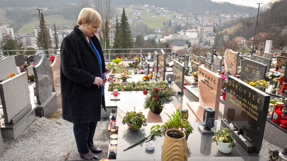 Zagorje ob Savi, pokopalisce.<br>Predsednica republike Natasa Pirc Musar je ob 15. obletnici smrti Janeza Drnovska polozila vrtnico na pokopaliscu v Zagorju ob Savi.