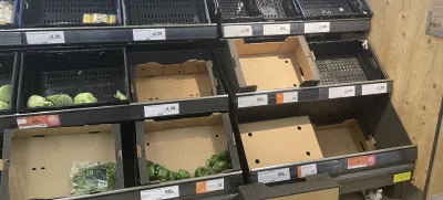 Prazne police v britanskih supermarketih