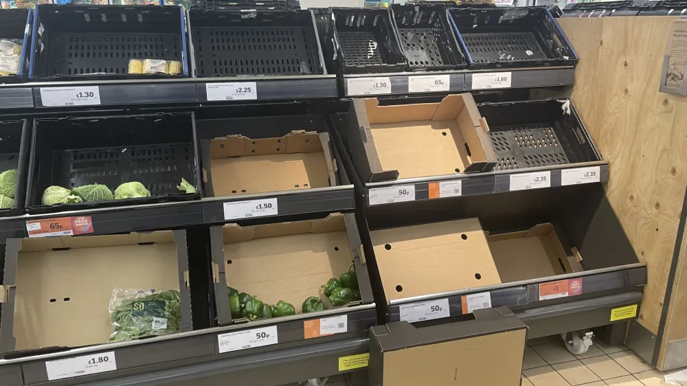 Prazne police v britanskih supermarketih