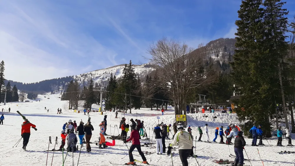 Zaradi neugodnih vremenskih razmer, ki niso dopuščale niti ene noči zasneževanja, smučišče ni obratovalo do letošnjega 18. januarja, ko je vendarle zapadla zadostna količina naravnega snega.