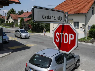 - 31.05.2018 - Križi&scaron;če Litijska cesta in Cesta. 13. julija v Ljubljani Dobrunje &ndash; nevarnost za osnovno&scaron;olce, ker ni pločnikov in prehodov za pe&scaron;ce in morajo otroke do Osnovne &scaron;ole Sostro (500 metrov) voziti s kombijem   //FOTO: Jaka Gasar