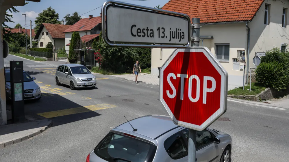 - 31.05.2018 - Križi&scaron;če Litijska cesta in Cesta. 13. julija v Ljubljani Dobrunje &ndash; nevarnost za osnovno&scaron;olce, ker ni pločnikov in prehodov za pe&scaron;ce in morajo otroke do Osnovne &scaron;ole Sostro (500 metrov) voziti s kombijem   //FOTO: Jaka Gasar