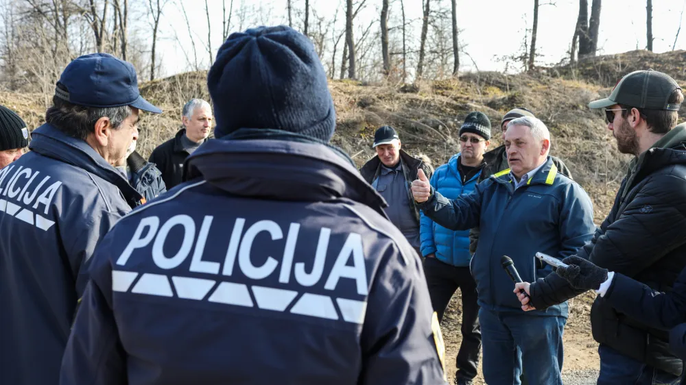 - policija in lastniki zemljišč<br><br>- 17.02.2023 - gradnja - projekt povezovalni kanal C0 na trasi Brod – Ježica: nadaljevanje del, kjer je bila gradnja od aprila 2020 zaradi onemogočanja dostopa do gradbišča in tudi fizičnega oviranja izvajalca s strani lastnikov sosednjih zemljišč na tem območju večkrat prekinjena in nato zaustavljena<br> <br>//FOTO: Bojan Velikonja