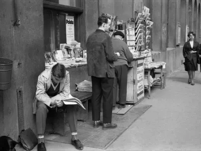 Prodajalec časopisov pred Narodno banko, 1962.